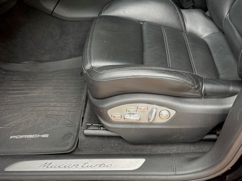 Used 2017 Porsche Macan Turbo AWD/4WD image 17