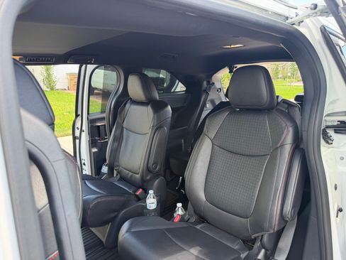 Used 2025 Toyota Sienna XSE w/ XSE Plus Package FWD image 25