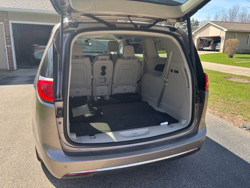 Used 2018 Chrysler Pacifica Limited image 4