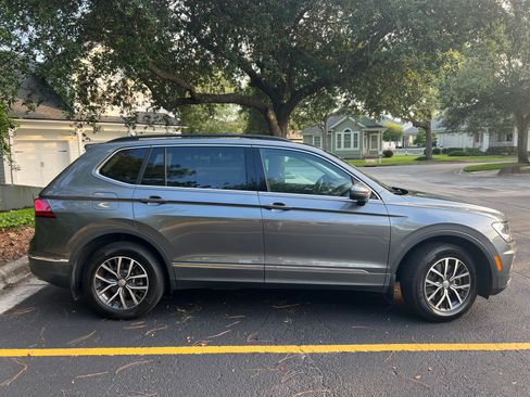 Used 2020 Volkswagen Tiguan SE w/ Panoramic Sunroof Package AWD/4WD image 6