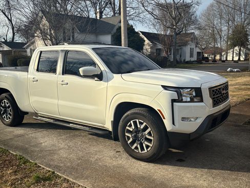 Used 2022 Nissan Frontier SV w/ Technology Package image 2