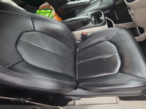 Used 2022 Chrysler Pacifica Touring-L image 8