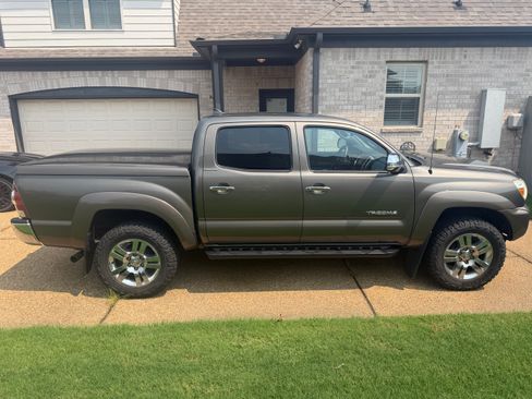 Used 2014 Toyota Tacoma 4x4 Double Cab w/ Limited Package image 12