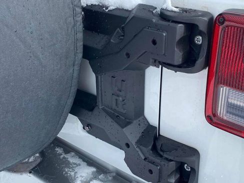 Used 2018 Jeep Wrangler Unlimited Sahara AWD/4WD image 17