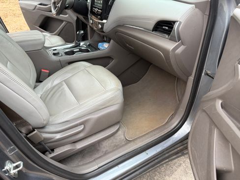 Used 2018 Chevrolet Traverse LT image 5