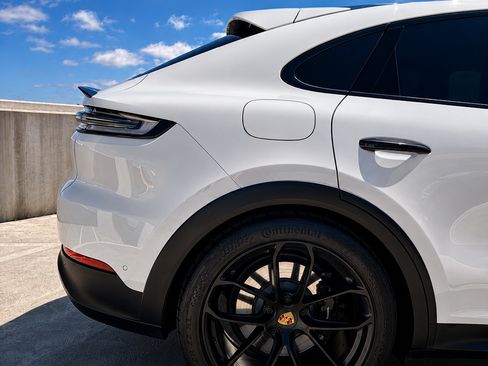Used 2025 Porsche Cayenne GTS AWD/4WD image 8