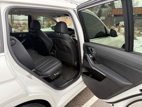 Used 2022 BMW X7 xDrive40i w/ Premium Package image 8