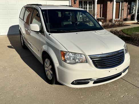Used 2013 Chrysler Town & Country Touring image 8
