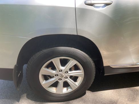 Used 2012 Toyota Highlander SE w/ Tow Pkg AWD/4WD image 23