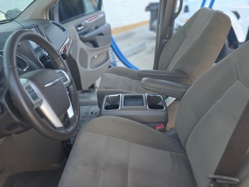 Used 2016 Chrysler Town & Country Touring image 9
