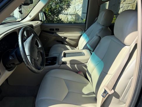 Used 2004 Chevrolet Suburban LT w/ Preferred Equipment Group image 9