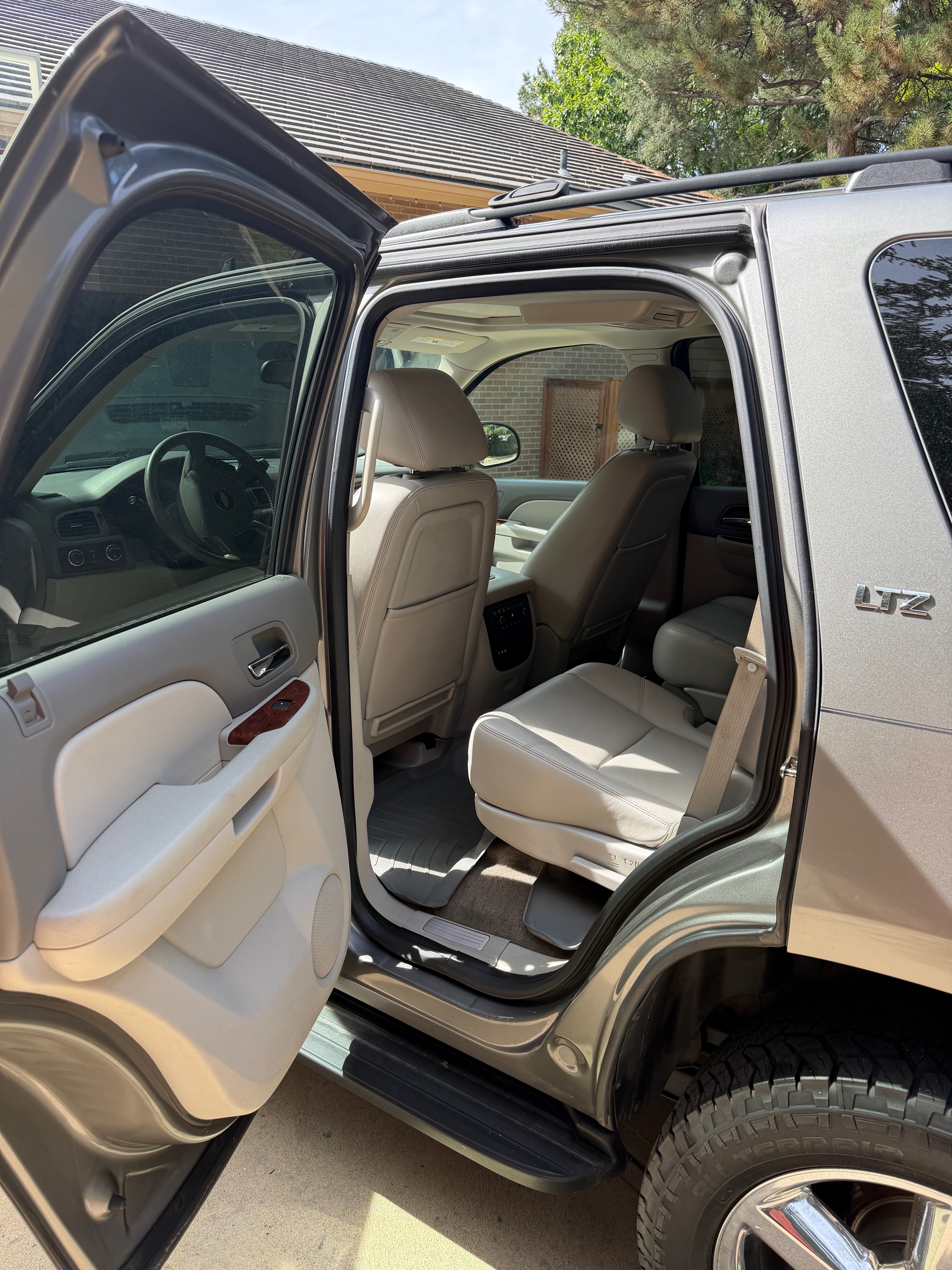 Used 2012 Chevrolet Tahoe LTZ AWD/4WD image 8