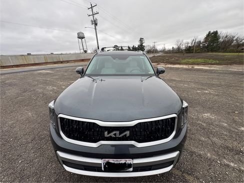 Used 2024 Kia Telluride EX w/ EX Captain's Chair Package image 5