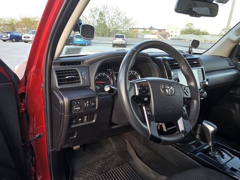 Used 2020 Toyota 4Runner TRD Off-Road AWD/4WD image 8