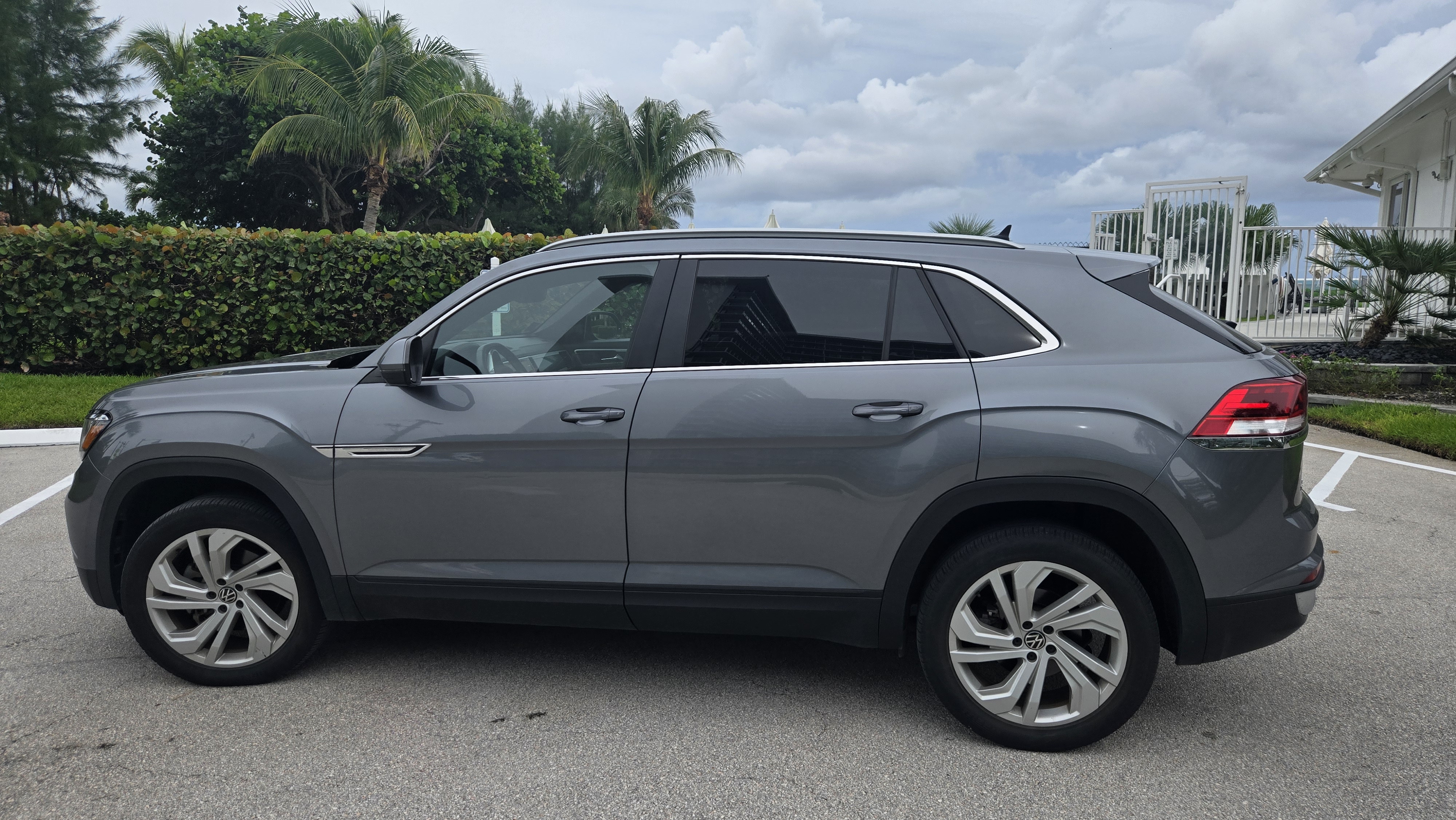 Used 2021 Volkswagen Atlas Cross Sport SEL FWD image 1