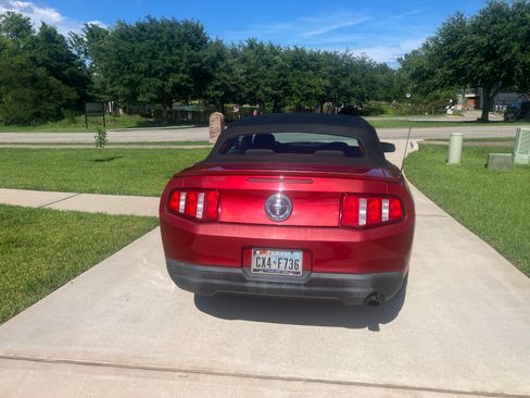 Used 2010 Ford Mustang Premium RWD image 8