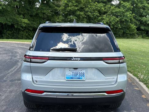 Used 2025 Jeep Grand Cherokee Limited AWD/4WD image 8