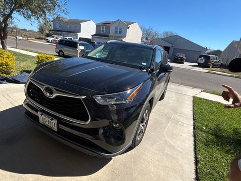 Used 2021 Toyota Highlander XLE image 8