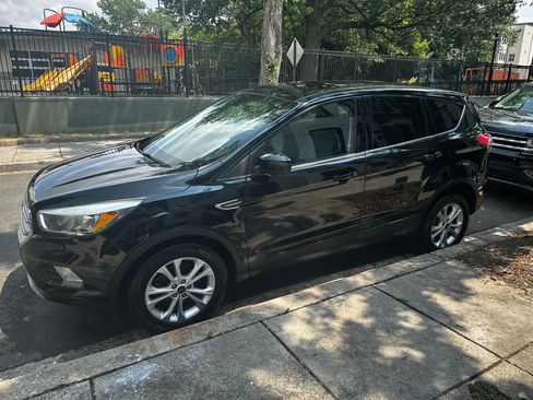 Used 2017 Ford Escape SE w/ SE Cold Weather Package AWD/4WD image 1