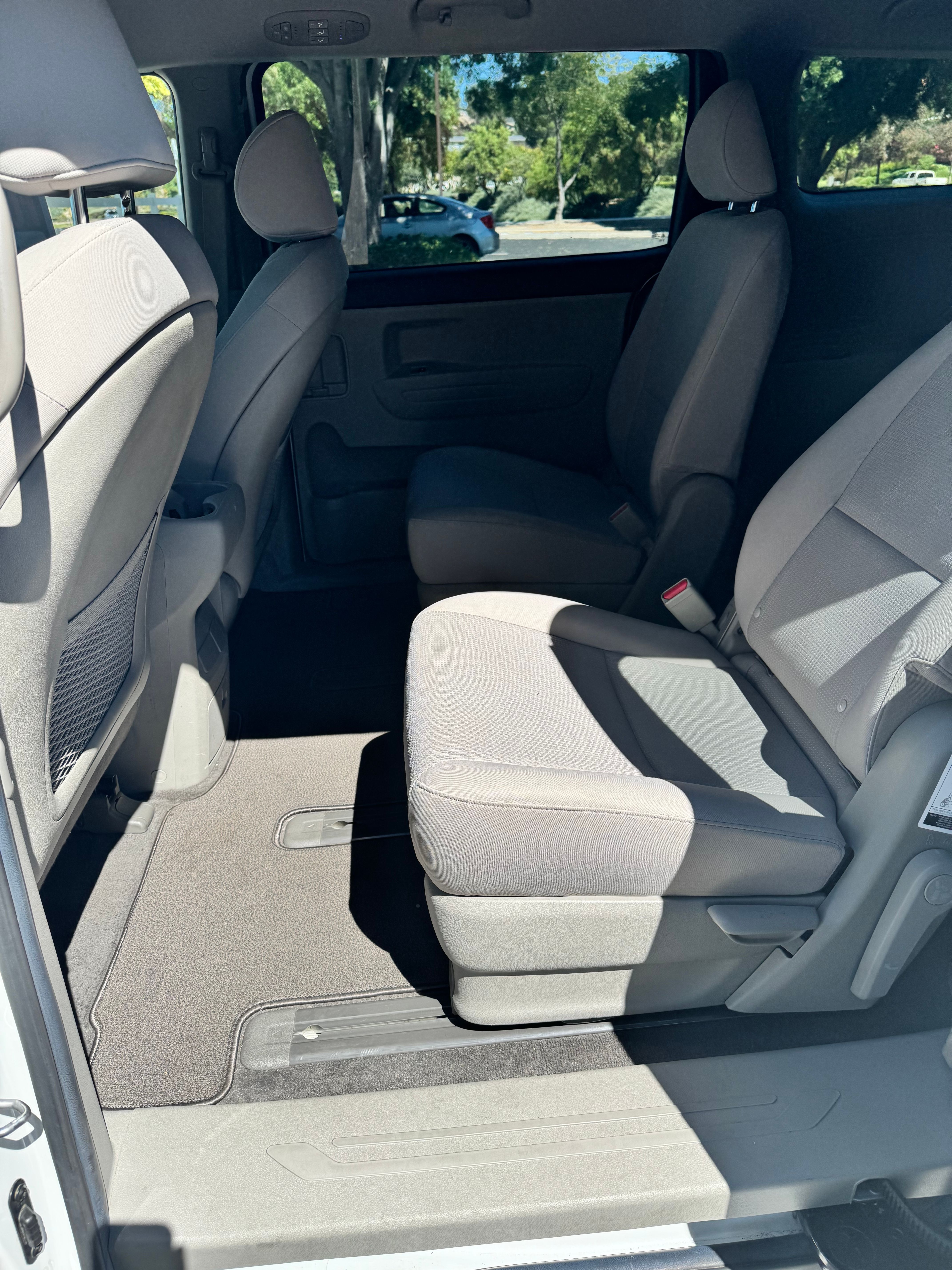 Used 2021 Kia Sedona LX FWD image 17