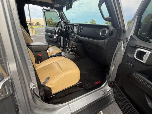 Used 2018 Jeep Wrangler Unlimited Sahara AWD/4WD image 23