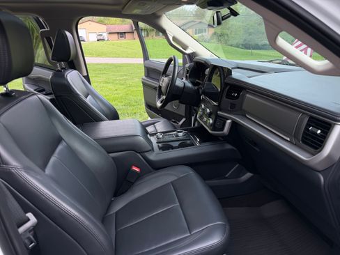 Used 2024 Ford Expedition XLT AWD/4WD image 10