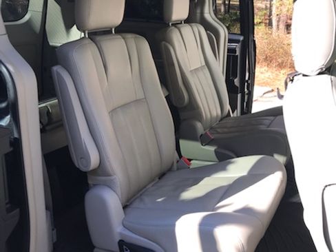 Used 2014 Chrysler Town & Country Touring-L w/ Driver Convenience Group image 8