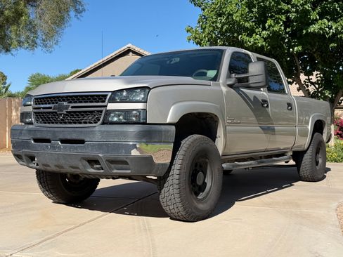 Used 2006 Chevrolet Silverado 2500 LT w/ Onstar Plus Package AWD/4WD image 2