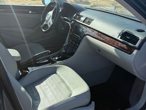 Used 2012 Volkswagen Passat 2.5 SEL Premium FWD image 11