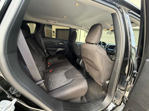 Used 2020 Jeep Cherokee Latitude AWD/4WD image 9