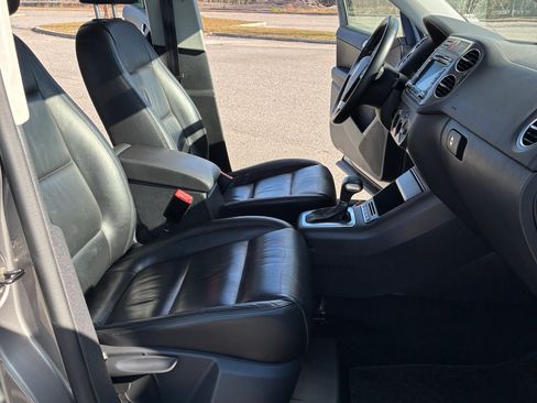 Used 2010 Volkswagen Tiguan SE image 18