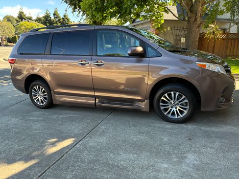 Used 2019 Toyota Sienna XLE w/ XLE Navigation Package FWD image 10