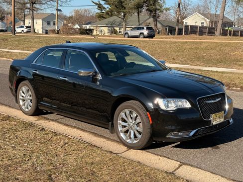 Used 2019 Chrysler 300 Limited w/ Safetytec Plus Group image 5