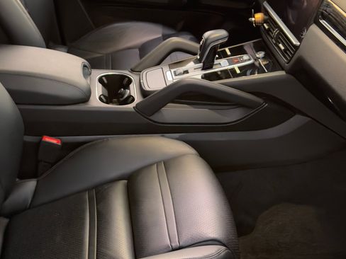 Used 2020 Porsche Cayenne Sport Utility 4D image 19