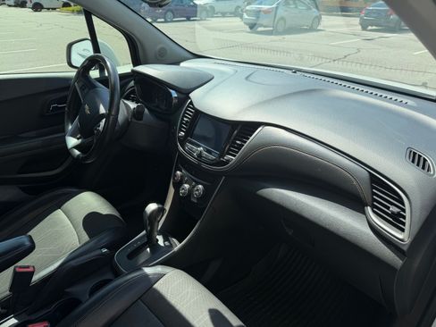 Used 2021 Chevrolet Trax LT w/ LT Convenience Package FWD image 13