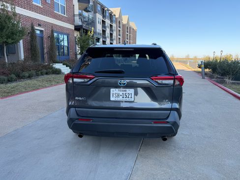 Used 2020 Toyota RAV4 LE image 5