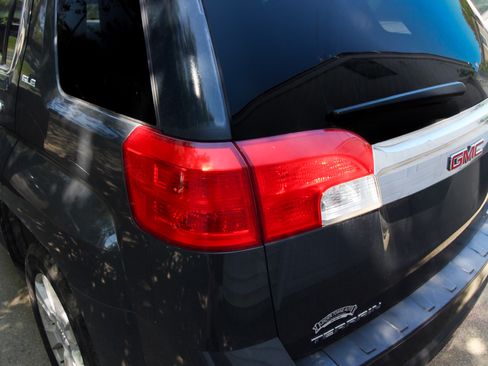 Used 2010 GMC Terrain SLE AWD/4WD image 11