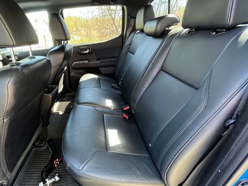 Used 2021 Toyota Tacoma TRD Sport w/ TRD Premium Sport Package AWD/4WD image 13