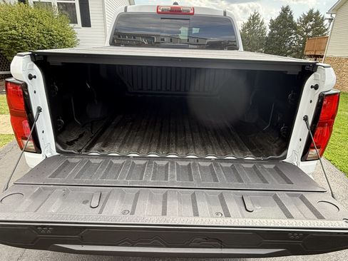 Used 2025 Chevrolet Colorado Z71 w/ Technology Package AWD/4WD image 12