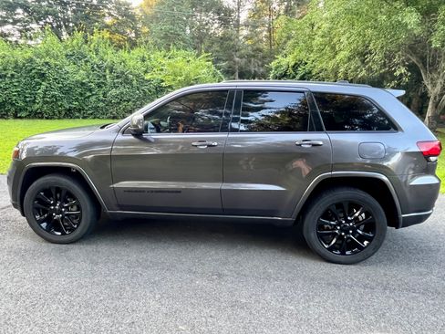 Used 2020 Jeep Grand Cherokee Altitude image 1