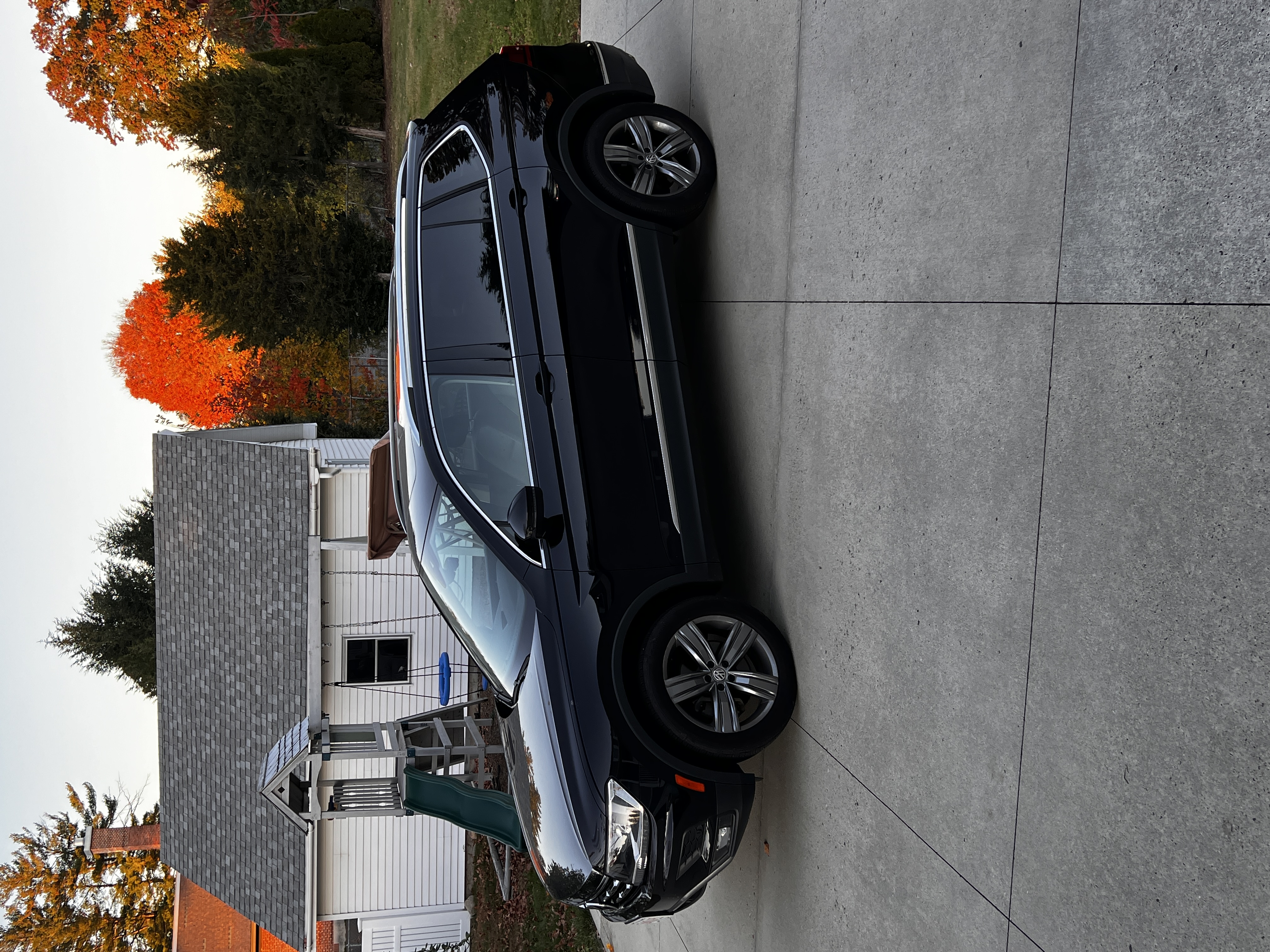 Used 2021 Volkswagen Tiguan SEL AWD/4WD image 1