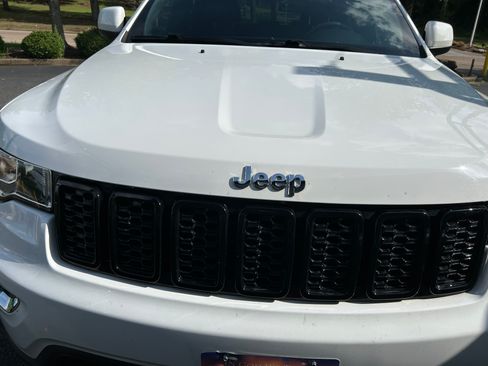 Used 2018 Jeep Grand Cherokee Laredo image 9