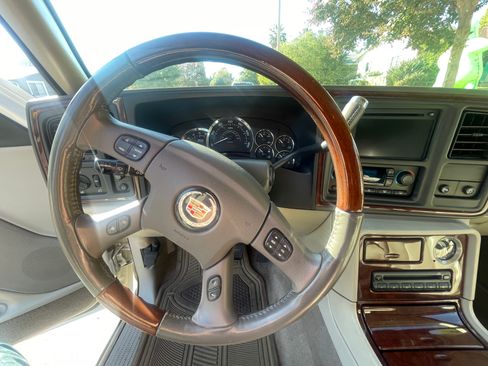 Used 2005 Cadillac Escalade AWD image 4