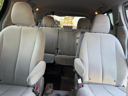 Used 2013 Toyota Sienna LE w/ Preferred Accessory Pkg FWD image 12