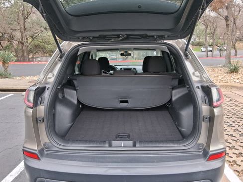 Used 2019 Jeep Cherokee Latitude w/ Popular Appearance Group image 11