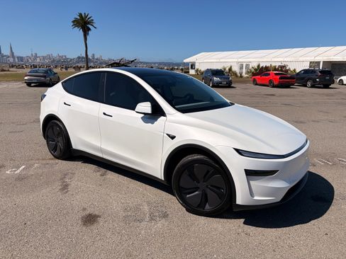 Used 2026 Tesla Model Y Long Range RWD image 2