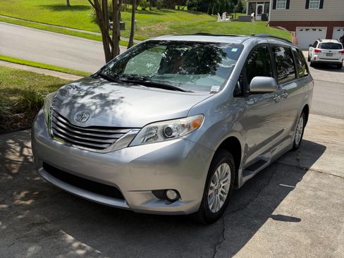 Used 2017 Toyota Sienna XLE w/ XLE Navigation Package FWD image 1