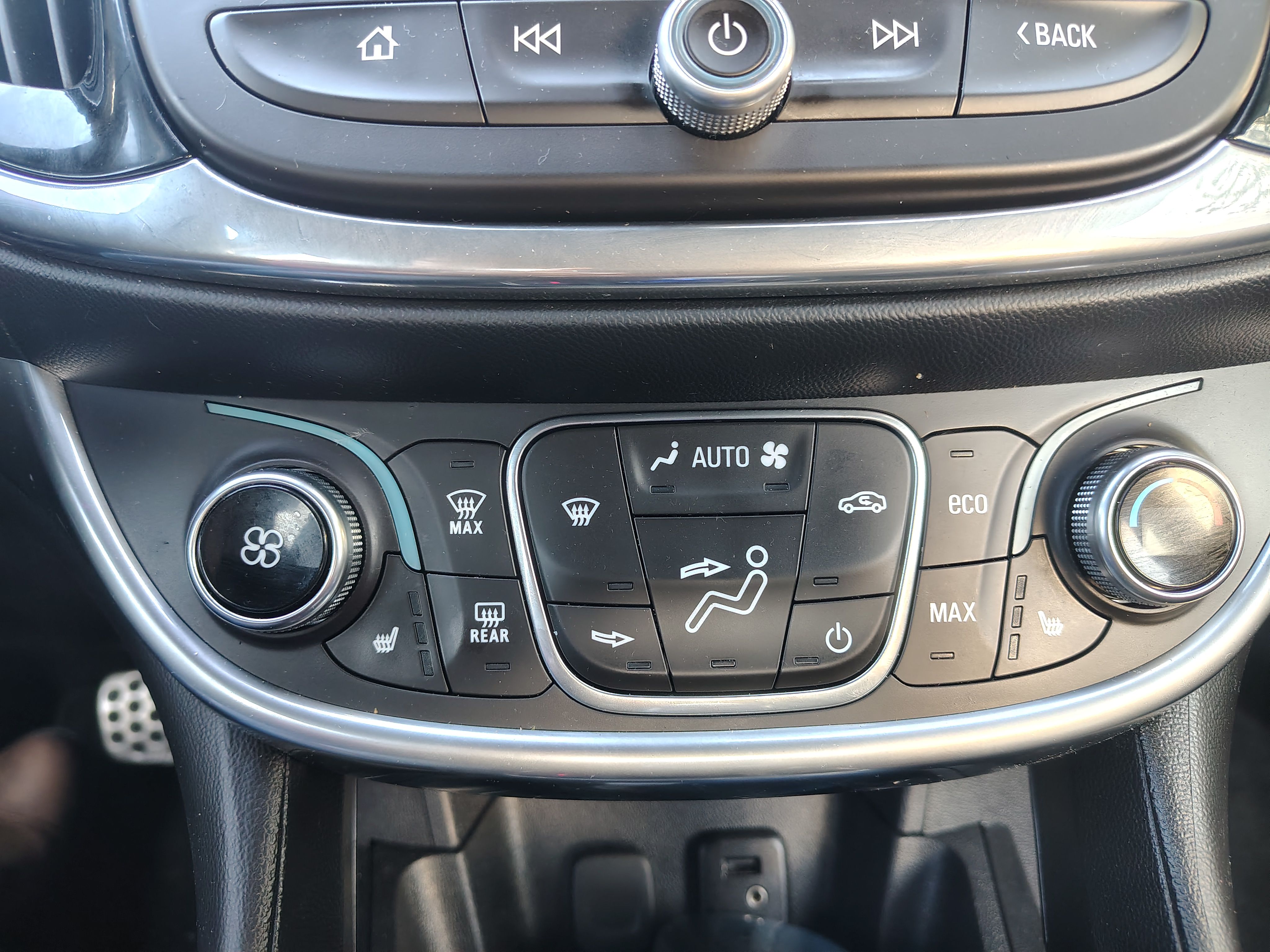 Used 2018 Chevrolet Volt Premier w/ Driver Confidence Package FWD image 15