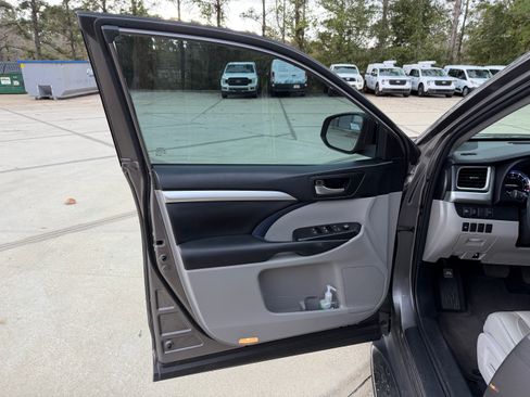 Used 2018 Toyota Highlander XLE image 15