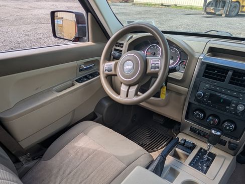 Used 2012 Jeep Liberty Sport image 12